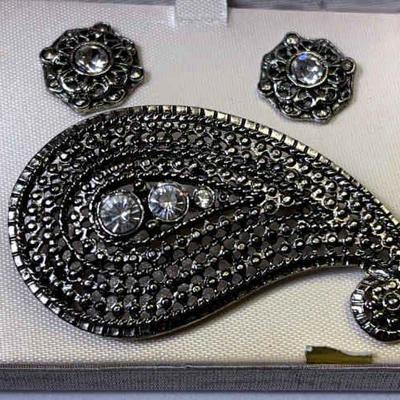 Lia brooch