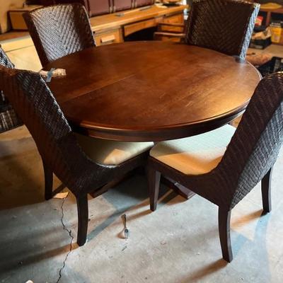 ROUND PEDESTAL TABLE
4 RATTAN CHAIRS