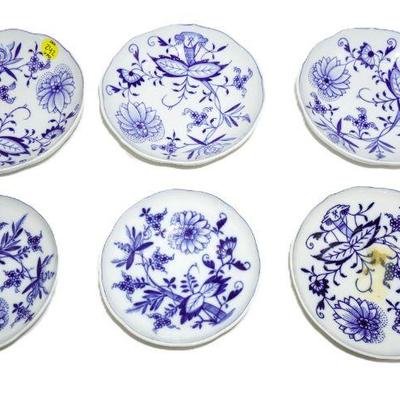 LOT OF 6 MEISSEN BLUE ONION SMALL SAUCERS AND PLATES