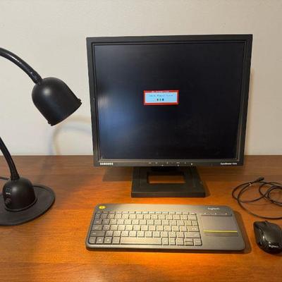 Samsung Screen With Wireless Logitech Mouse And Keyboard

