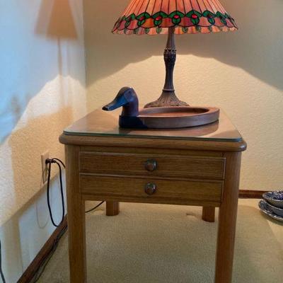 Sm102 thomasville end table with lamp and duck tray