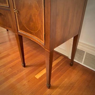 Henredon 18th Century Portfolio Hepplewhite-style mahogany serpentine sideboard with inlays - 72” x 24” x 37”