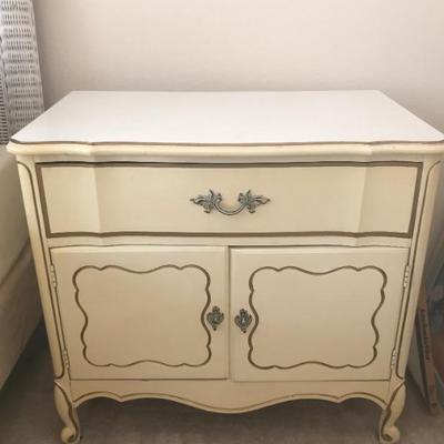 nightstand $42
31 X 19 X 29"