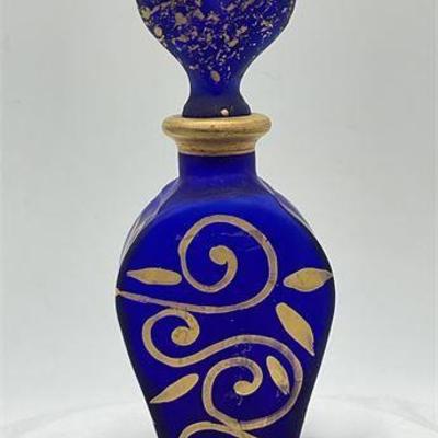 Lot 033   
ROYAL LIMITED Perfume Decanter
