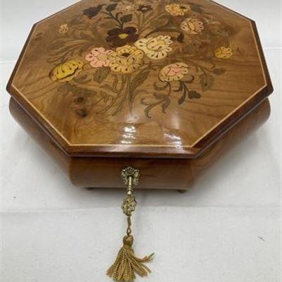 Lot 018
Handcrafted Inlay SORRENTO MUSIC BOX ( ITALY )