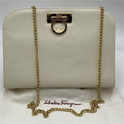 Lot 029 
Luxurious Leather Salvatore Ferragamo Clutch