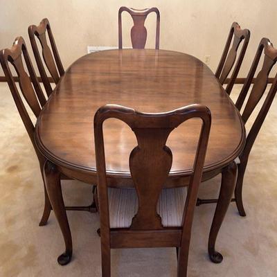 Queen Anne Style Dining Table With 8 Chairs, 2 Leaves, And Custom Table Cover: 12pcs