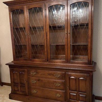 Ethan Allen Classic Manor China Cabinet: 2pcs