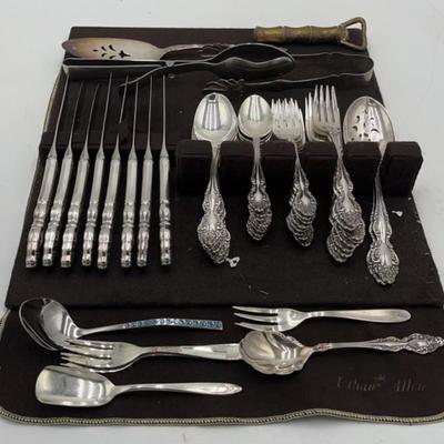 Oneda Silverware : 52 PCs.
1881 Roger's Oneida silverware 
8 Dinner knives, 8 Tablespoons, 8 Teaspoons, 8 salad forks, 8 Dinner...