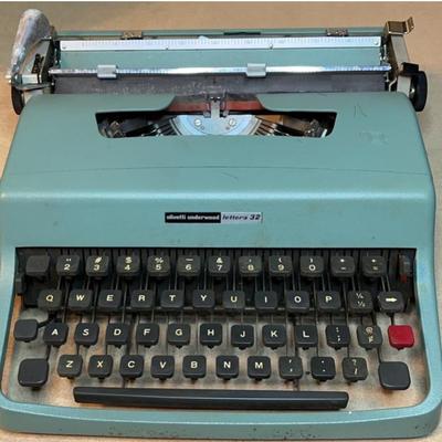 Olivetti Underwood Lettera 32 Typewriter w/ Carrying Case