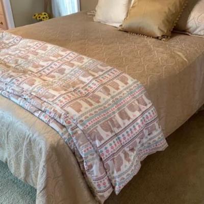 Queen Size Bed With Bedding
Jordan Brothers Bedding Award Series