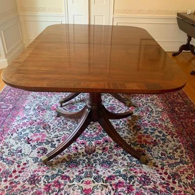Mahogany Hepplewhite style dining table w/ 3 leaves and pads