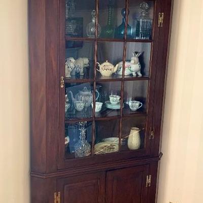Mahogany Henkel- Harris    Corner cabinet. Quality made in mint condition.