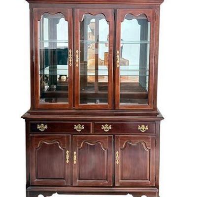 Lot 022   
Vintage Thomasville Traditional Mahogany China Cabinet and Hutch