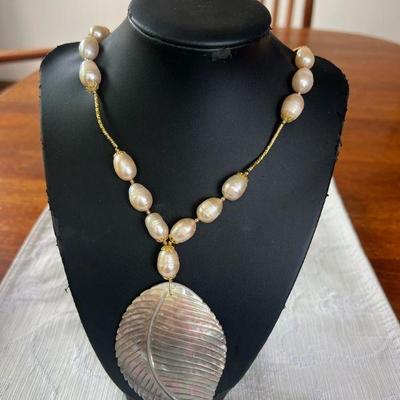 BAP510 - Beautiful Myrna Lee Chang Peach Color Fresh Water Pearl Necklace w/ Mother Of Pearl Pendant