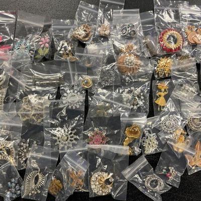 JEWELRY LOT BROOCHES/PINS