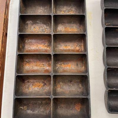 GRISWOLD CAST IRON FRENCH ROLL PAN
