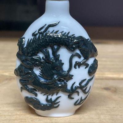 ANTIQUE MOLDED GLASS SNUFF BOTTLE