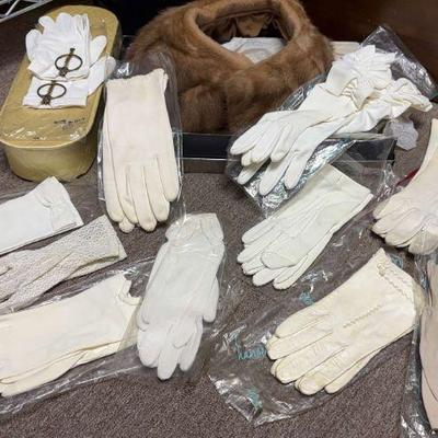 White gloves fur collar