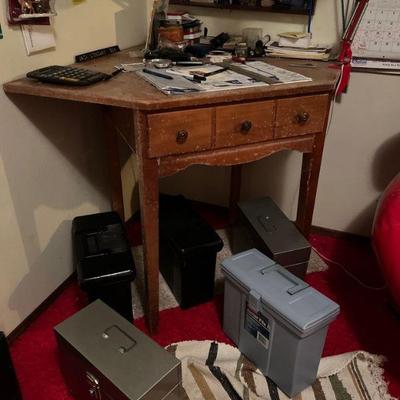 Corner desk