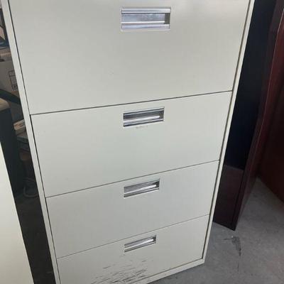 Pa137 beige filing cabinet lot3)