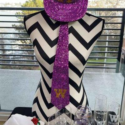 UW Purple Sequined Hat & Tie * University Of Washington Theme Glassware
