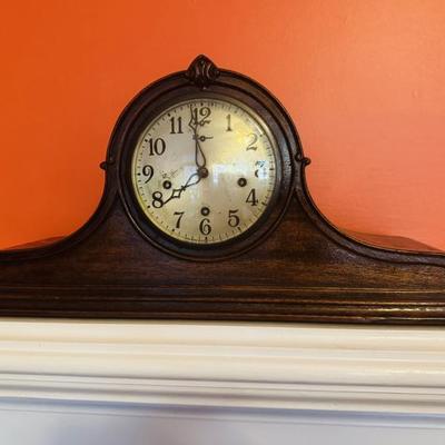 WORKING MANTLE CLOCK WITH KEY