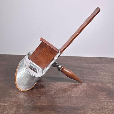 STEREOSCOPIC VIEWER | Antique Underwood & Underwood stereoscopic viewer with folding handle. - h. 8 x w. 5 x l. 12 in

