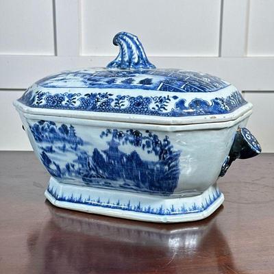 BLUE & WHITE CHINESE LIDDED DISH | Blue & white painted Chinese lidded bowl or tureen decorated with various scene, with fruit...
