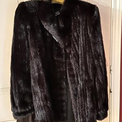 Lovely ladies mink coat, approximately size 10 to 12