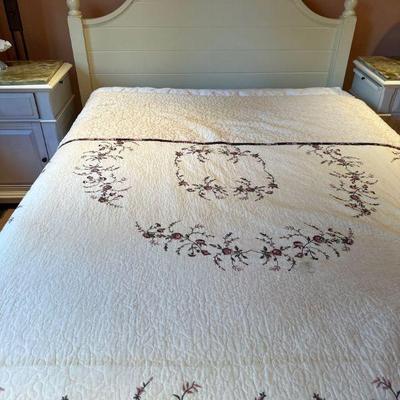 Queen bedframe