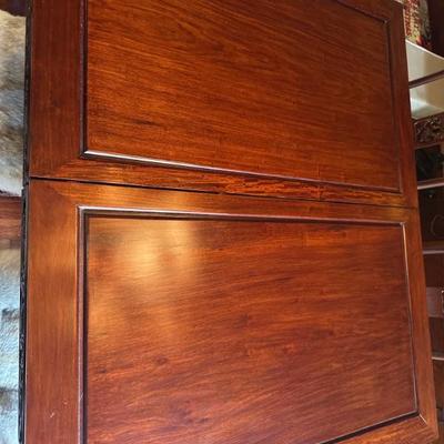 4’ 7” L x  3’ 10” W
Table without extensions 