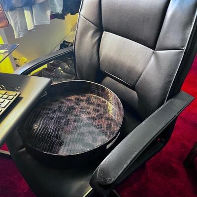 BLACK OFFICE CHAIR