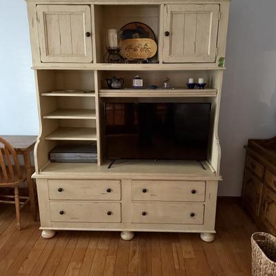 Sale Photo Thumbnail #59: Broyhill Attic Heirlooms