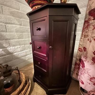 Jewelry dresser
