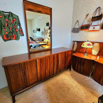 Fabulous Mid Century Modern 6 Piece Bedroom Suite.