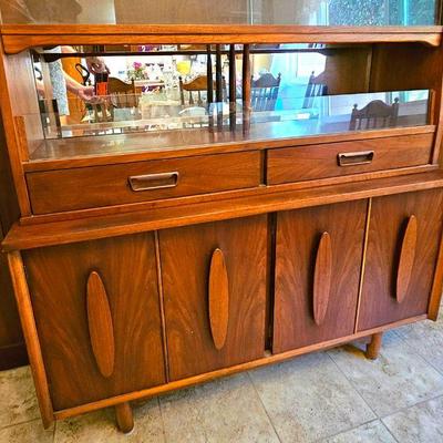 Great Condition Mid Century Modern Hutch / Buffet Atomic Design Cabinet.