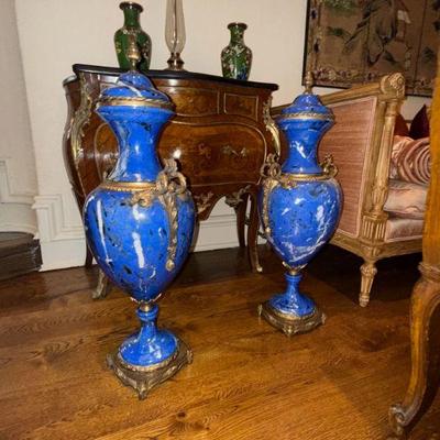Bronze and porcelain urns 