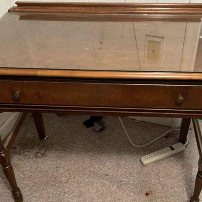 Wood desk with turned legs