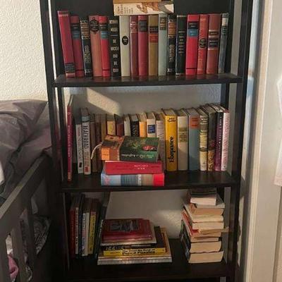 Mb102 brown bookcase with books