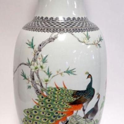 1041	LARGE PORCELAIN ASIAN VASE W/IMAGES OF PEACOCKS, APPROXIMATELY 25 IN HIGH
