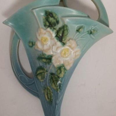 1004	ROSEVILLE POTTERY WALL POCKET, BLUE W/WHITE ROSE
