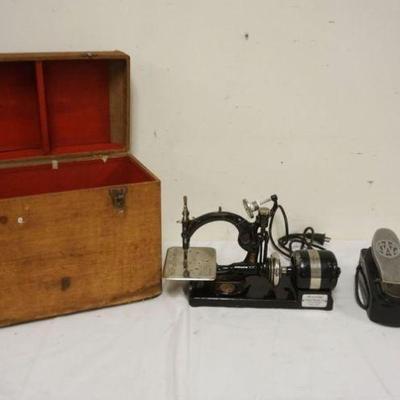 1071	ANTIQUE WILCOX & GIBBS SEWING MACHINE IN BOX
