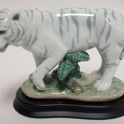1015	LLADRO PORCELAIN FIGURE, CHINESE ZODIAC COLLECTION, TIGER FIGURINE, APPROXIMATELY 6 IN HIGH
