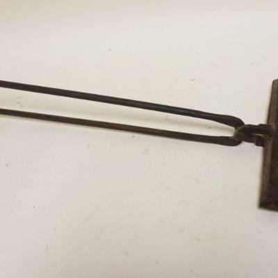 1057	PRIMITIVE WROUGHT IRON WAFFLE IRON, APPROXIMATELY 9 1/2 IN X 29 IN LONG
