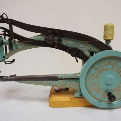 1070	ANTIQUE SEWING MACHINE, APPROXIMATELY 28 IN X 9 IN X 17 IN HIGH
