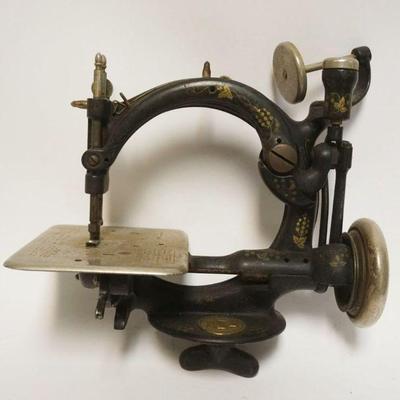 1069	ANTIQUE WILCOX & GIBBS SEWING MACHINE, APPROXIMATELY 10 1/2 IN X 6 IN X 11 IN HIGH
