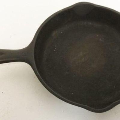 1055	WAGNER -0- CAST IRON FRY PAN
