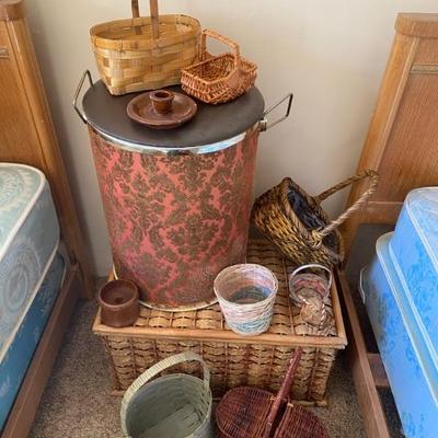 https://ctbids.com/estate-sale/33787/item/3789271/Vintage-Laundry-Hamper-Woven-Baskets