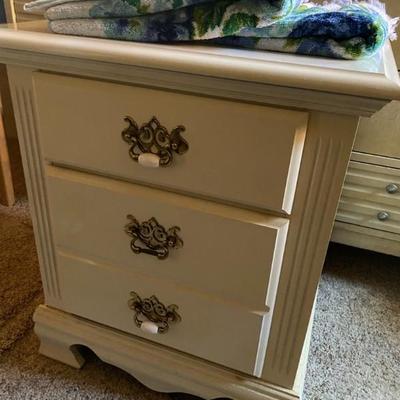 https://ctbids.com/estate-sale/33787/item/3793270/Vintage-Night-Stand-With-Towels